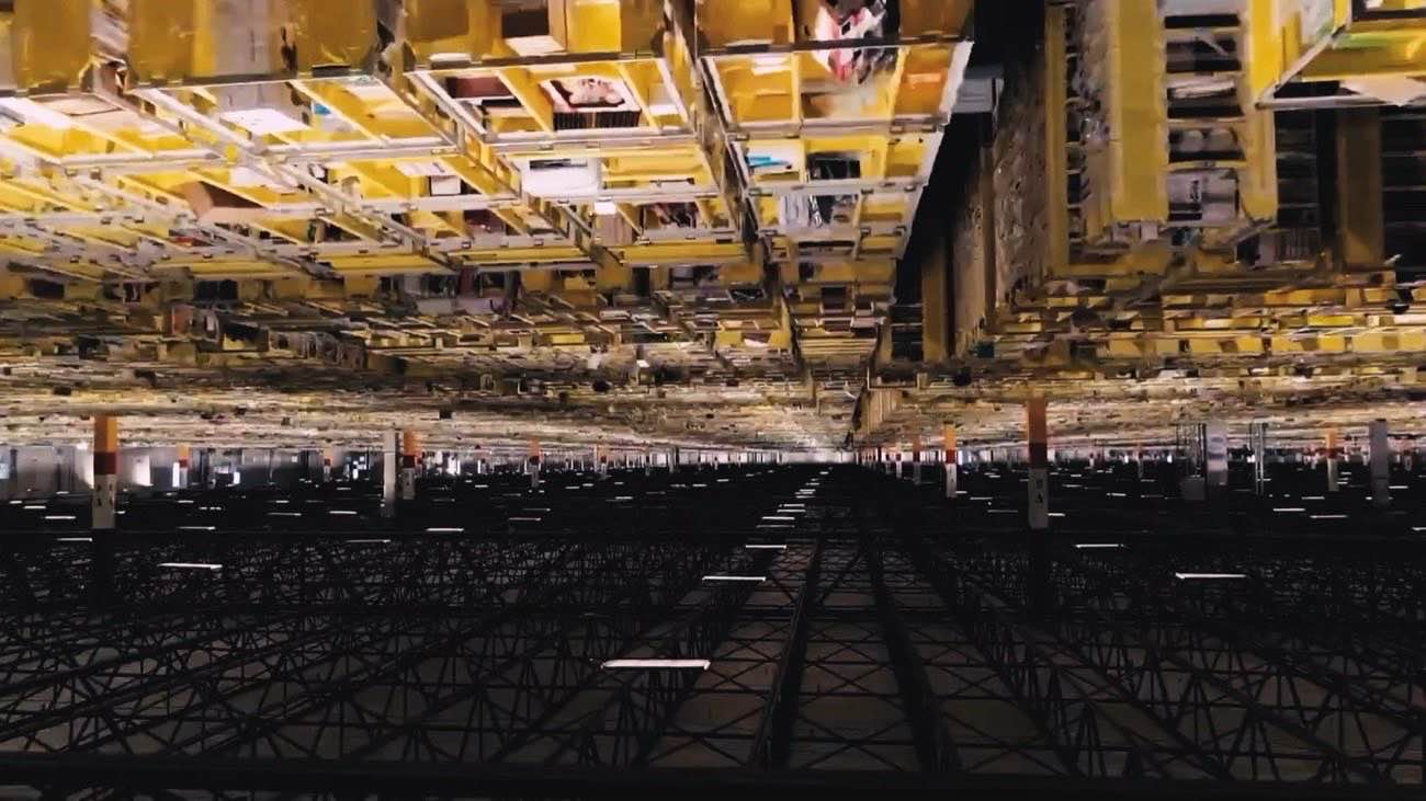 L’Or d’Amazon — le centre de distribution, la nuit