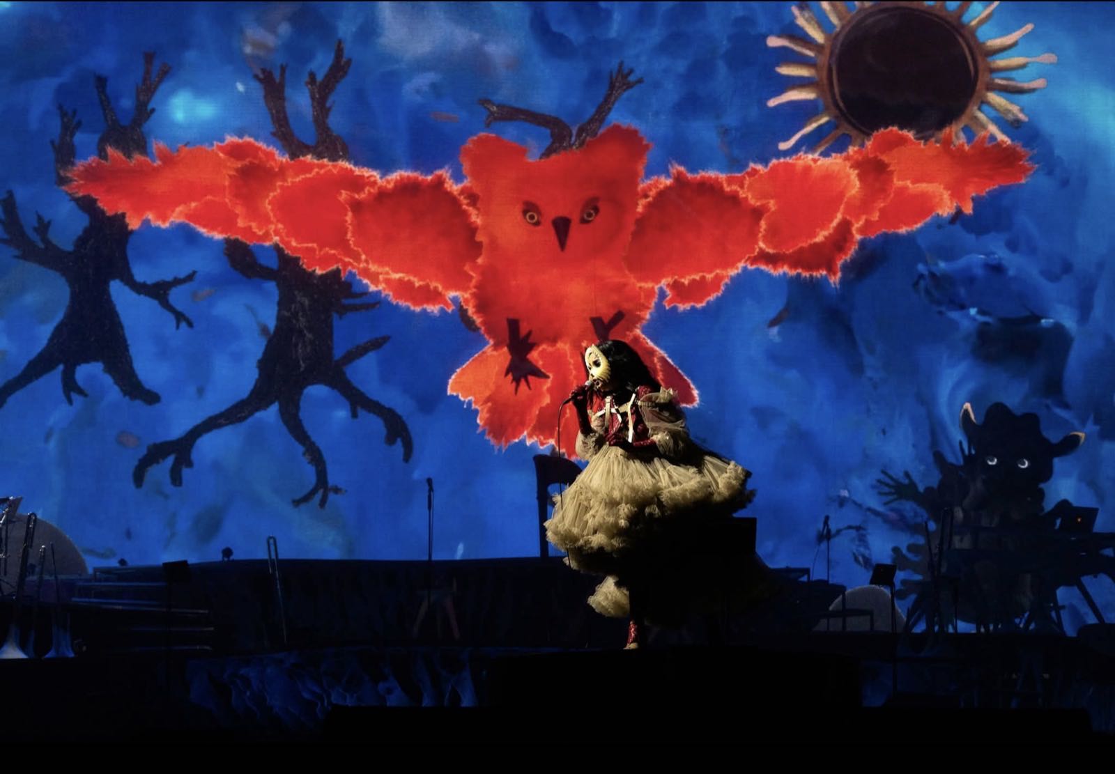 Björk en concert, tournée Cornucopia — le phénix projeté au-dessus de la scène