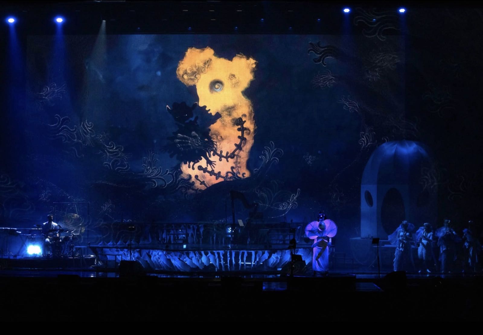 Björk en concert avec l’orchestre, tournée Cornucopia
