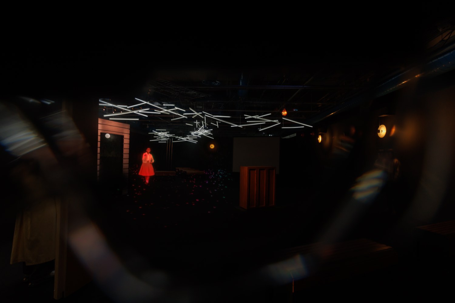 NOIRE — Claudette au loin, vue à travers la visière