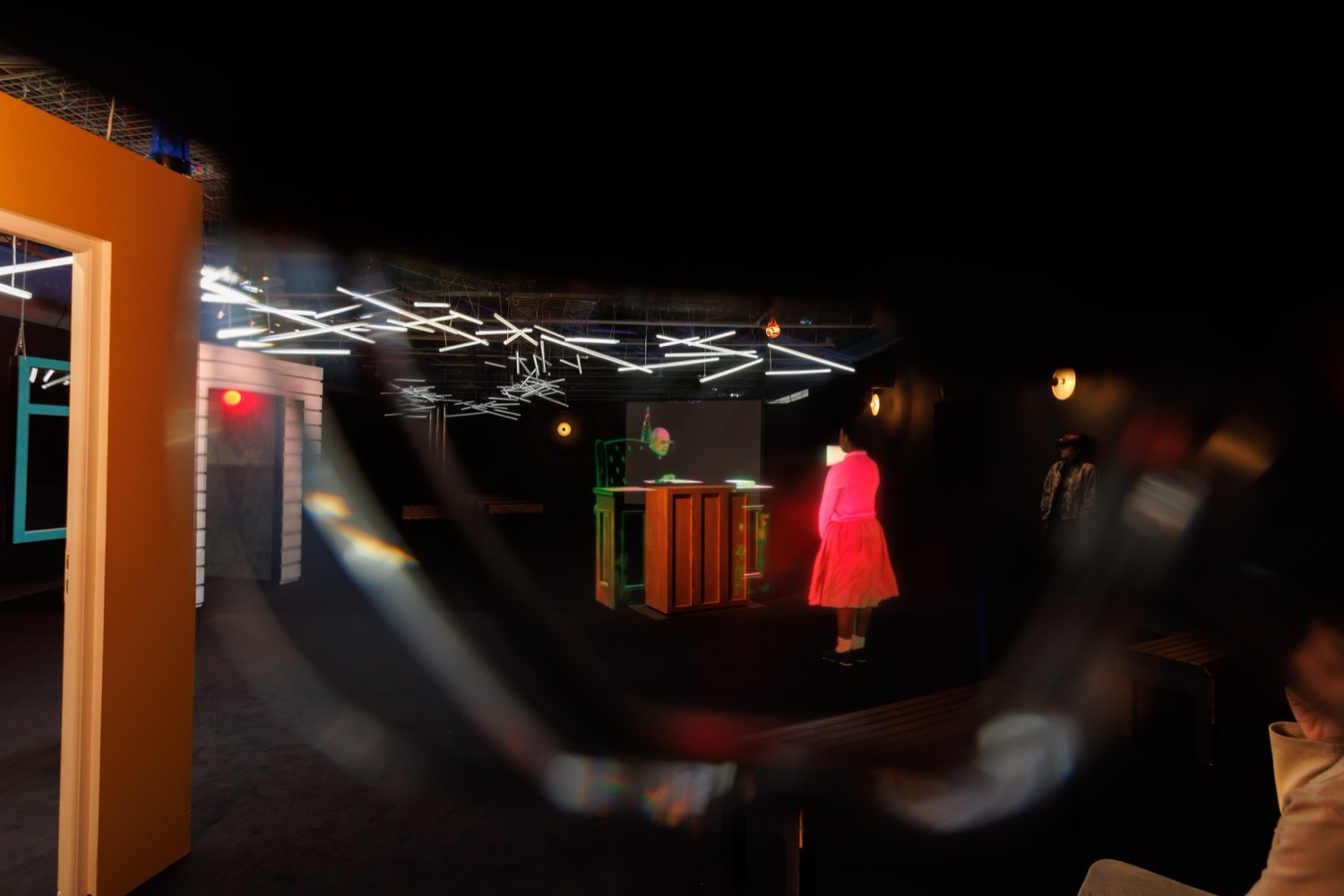 NOIRE — l’hologramme vu à travers la visière du casque