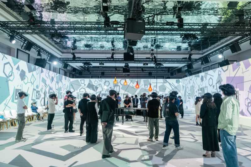Playing with Fire — le public en libre déambulation, Festival de Cannes 2026