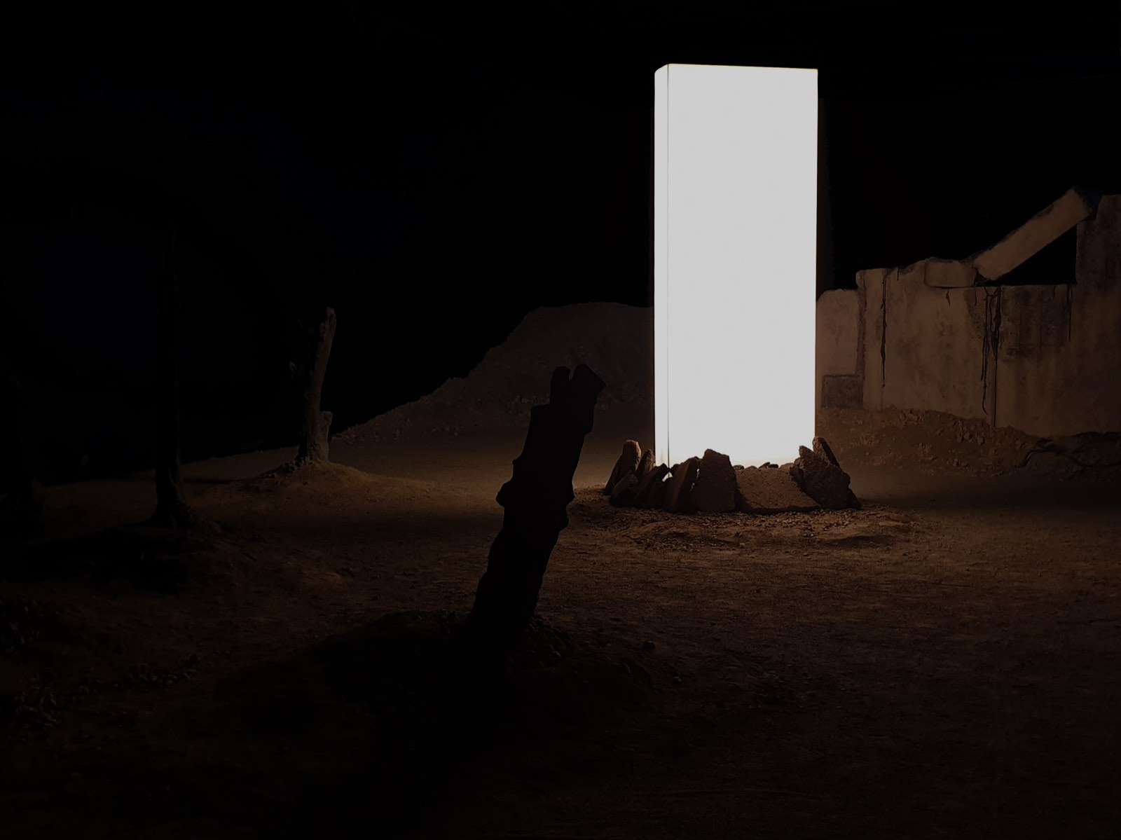 Solastalgia — le monolithe de lumière dans le paysage dévasté